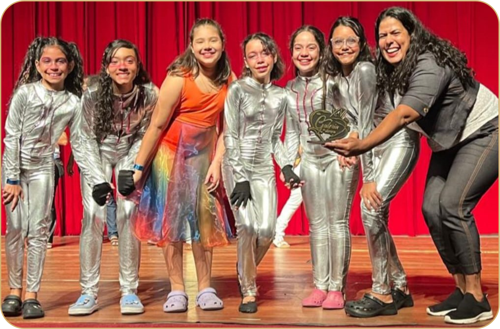 Campeãs do Galeria da Dança — alunos da Combo das Estrelas celebrando
